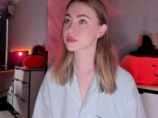 Explore AlisaClark, she wants to masturbate for you AlisaClark from BongaCams