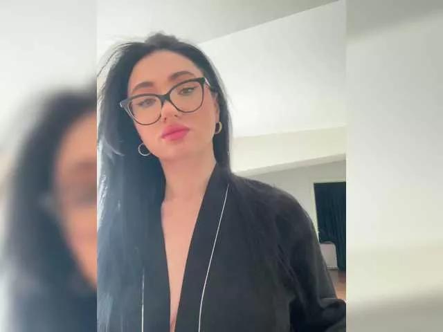 Chiaralovee on BongaCams 