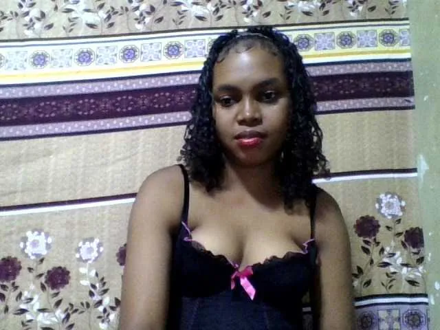 Elinah on BongaCams