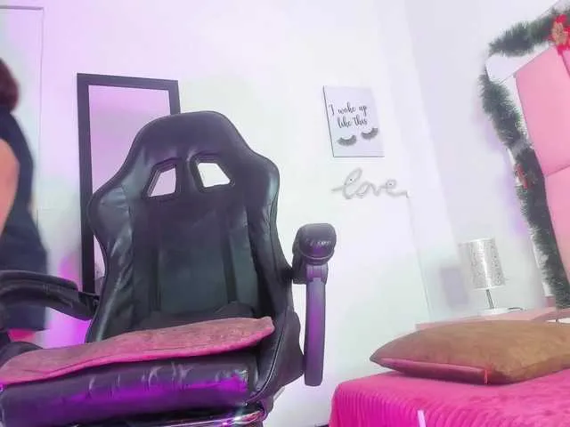 Evaa-white on BongaCams