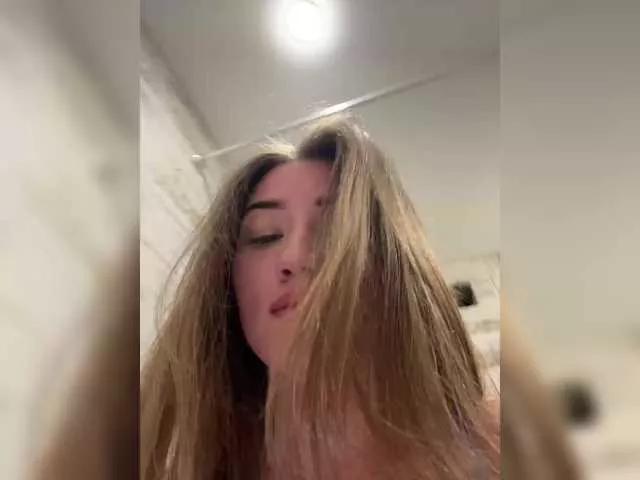 Offline juicy-peachh on BongaCams