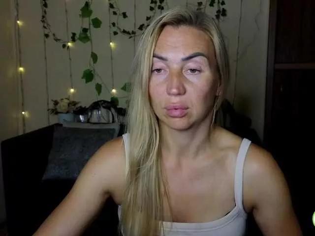 Jullyblondkiss on BongaCams 