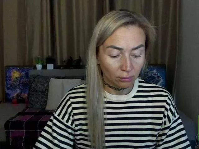 Jullyblondkiss on BongaCams 