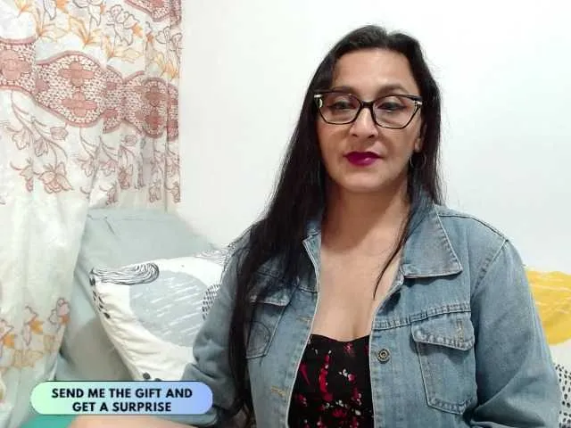 KarinaSuarez1 on BongaCams