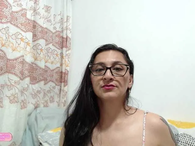 KarinaSuarez1 on BongaCams