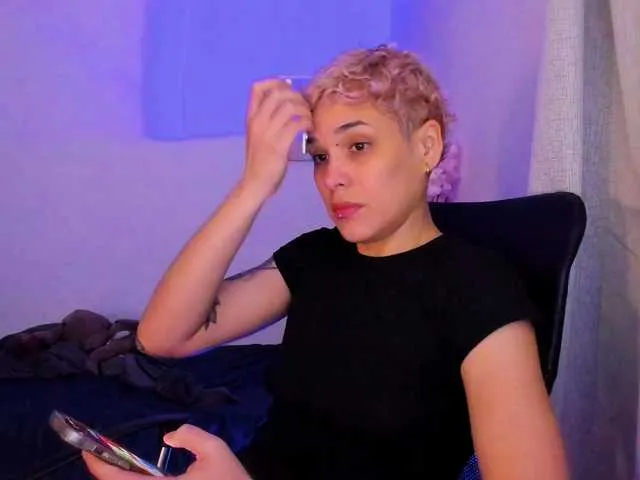 LauraR on BongaCams