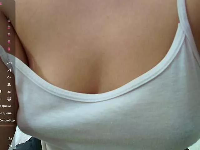 Littlemilfgela on BongaCams 