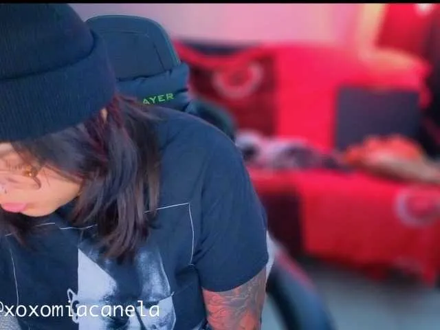 Miacanelaxo on BongaCams
