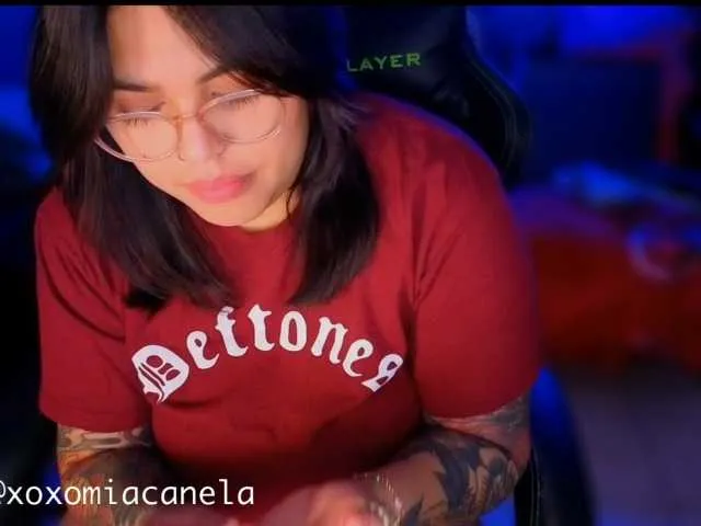 Miacanelaxo on BongaCams