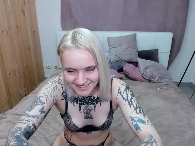MonikaLowww from BongaCams