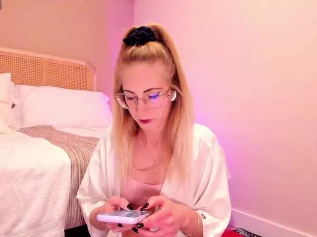 Nikki-Gia on BongaCams 