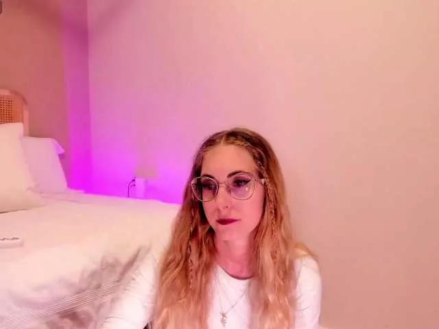 Nikki-Gia on BongaCams 