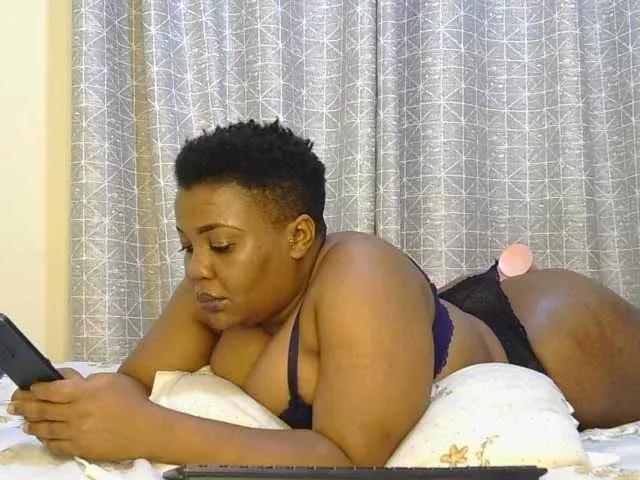 thick-sexxy-moma on BongaCams
