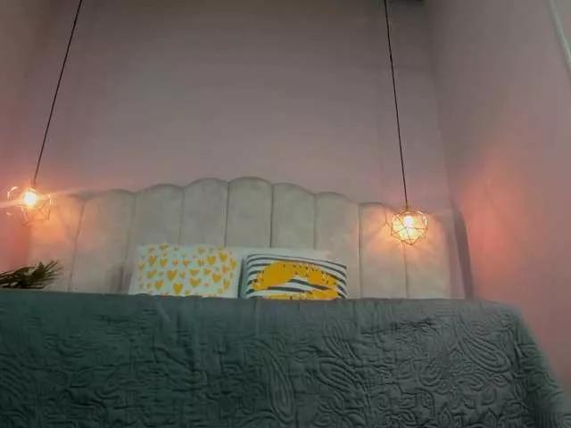 Tinywaist4a on BongaCams
