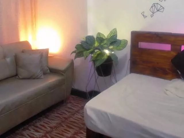 Yeseniaa25 on BongaCams 