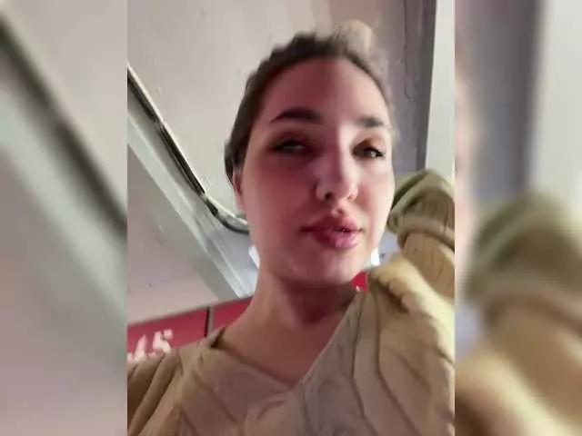 Freechat YoloLove on BongaCams