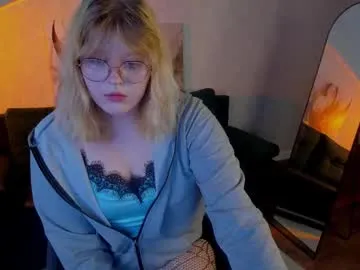 luna_c0ra — Get up and spin around [10 tokens left] Hi, my name is Luna, it's my first day here #new #teen #18 #shy #nonude