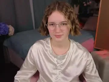 mia__mooore — Eye contact + kiss [9 tokens left] Hi ! I'm #new here!I'm little shy, but very glad to meet you! #teen #18 #glasses #lovense