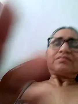 _candi — Aceite en las tetas