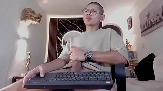 a_lejandro_0_8 on StripChat