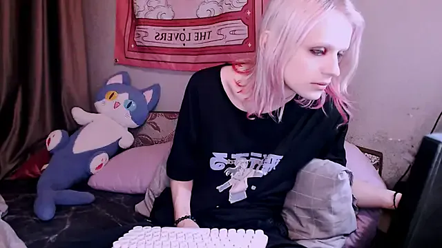 Alien_Bella on StripChat