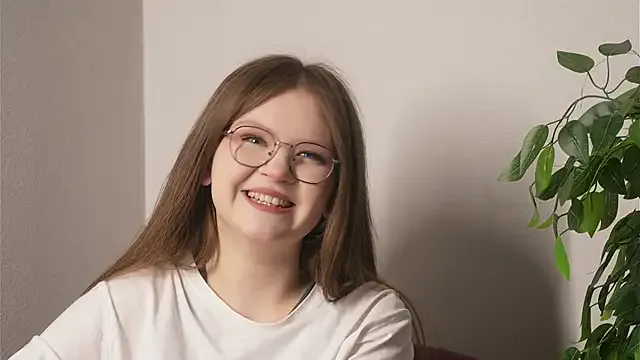 AlyceThoeny — Take off my top and pinch my nipples