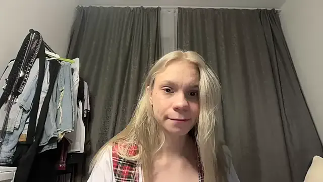 Bl1ssfulSof1 on StripChat