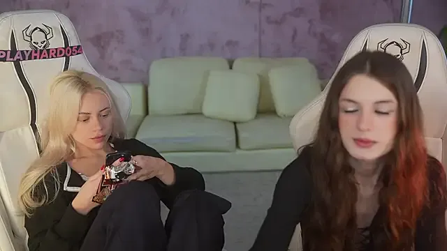 Britney054 — fingers in pussy 1 girl