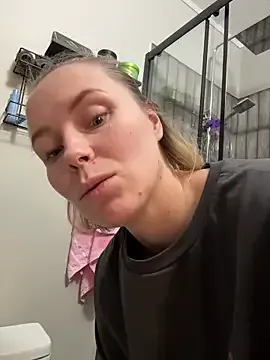 Charming_Daphny — Domi play up close on clit