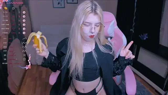 Cuddly_Kitten on StripChat 