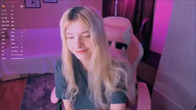 Cuddly_Kitten on StripChat 