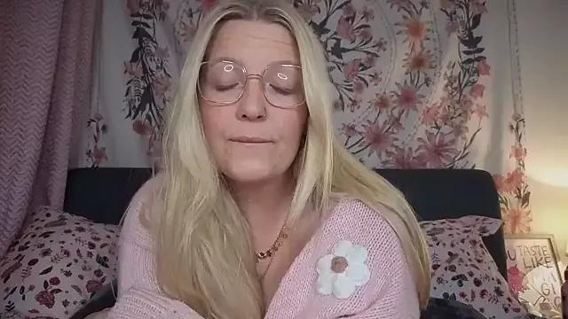 Join Daisyxoxo_, she wants to masturbate for you Daisyxoxo_ from StripChat