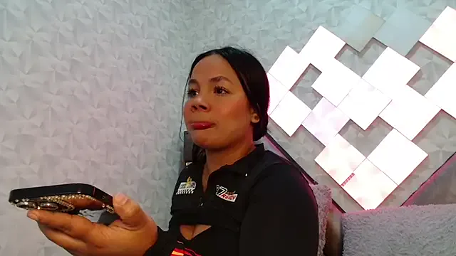 EmilyQueen3x — rub the anus