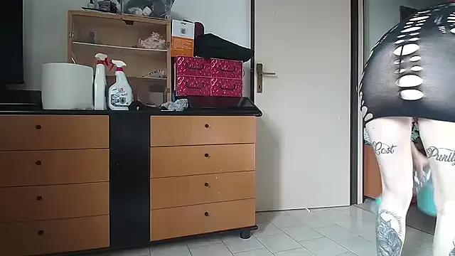 Honey2Bad from StripChat