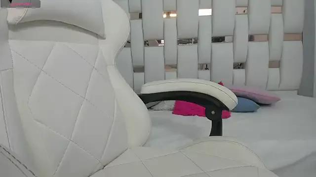 Katalina_red on StripChat 