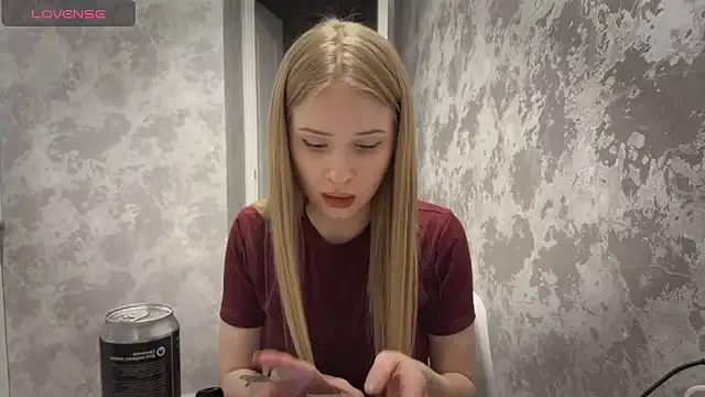 lisa_barbie — topless play with nipples