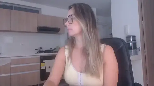 LovePaula — Play? I dance naked in free for 3 min