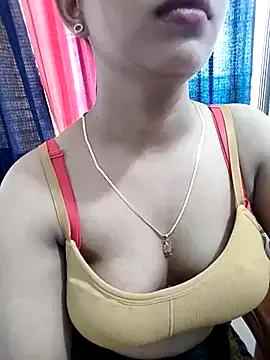 Maahhii_2 on StripChat 