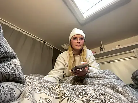 melanieTesss — Dildo in pussy 2 min