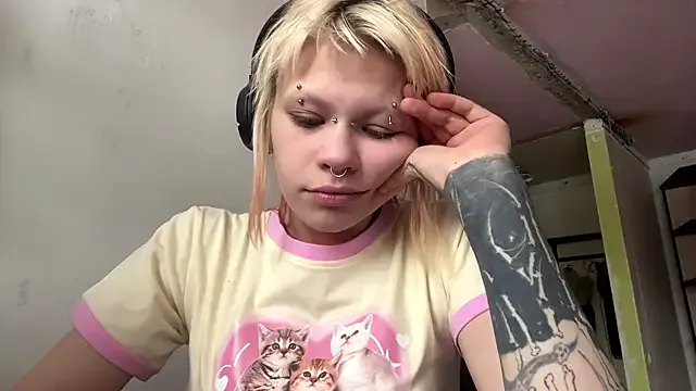 MeowMixer — fingering my naughty pussy