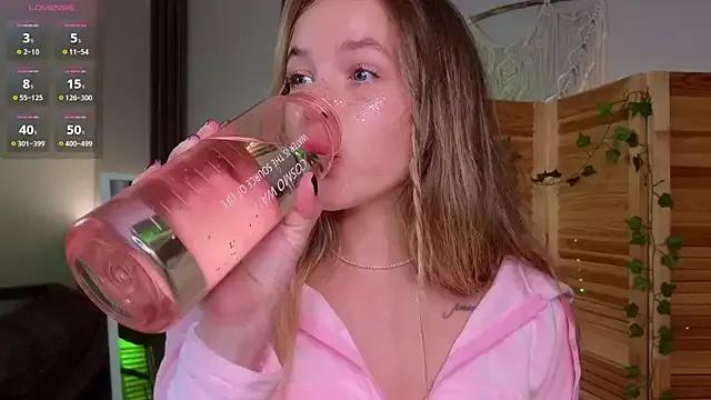 milly_shy on StripChat 