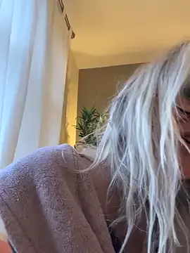 SuzieSub — Flash big natural boobs 