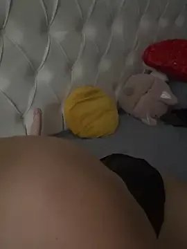 Teengirlmiaa on StripChat 