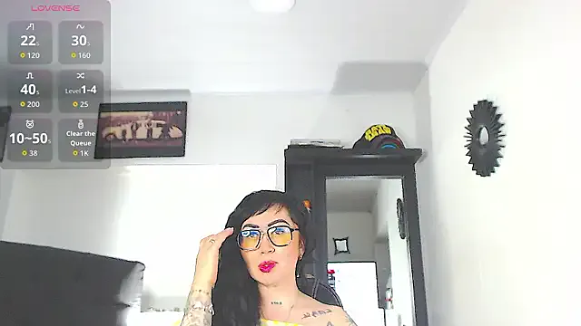 Vicky_hotmilf — naked  all body and spit  my tits  for u