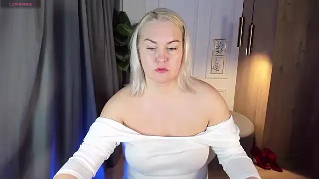 YolandaKiss on StripChat 