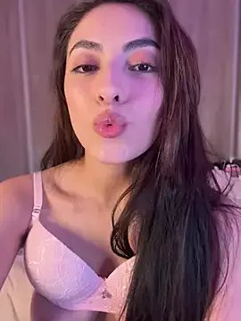 ZaraaFox on StripChat 